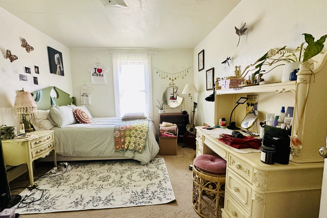 Bedroom - UO Campus House | 5BD/2BA + Possible 6th Bedroom | $500-$600 per Student | Free July Rent