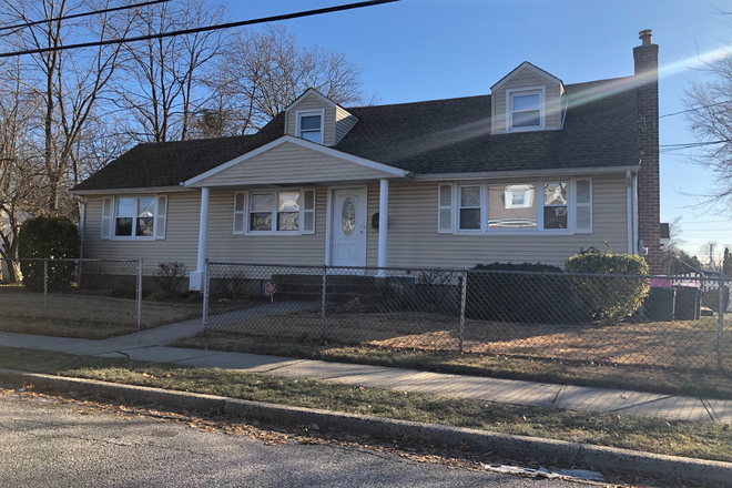  - Gorgeous House with Large Rooms