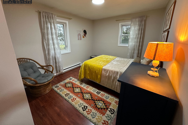 Bedroom - $2,300 / 2br - PET FRIENDLY TOWNHOME WITH FENCED BACKYARD