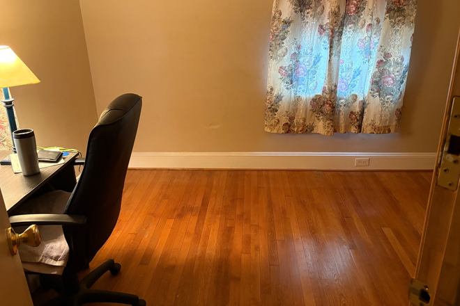 Bedroom - House in MOUNT RAINIER, 3 miles from campus