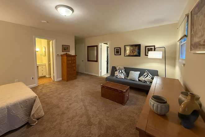 Room B sitting area - Super Comfortable House * Walk to campus * 3 rooms available