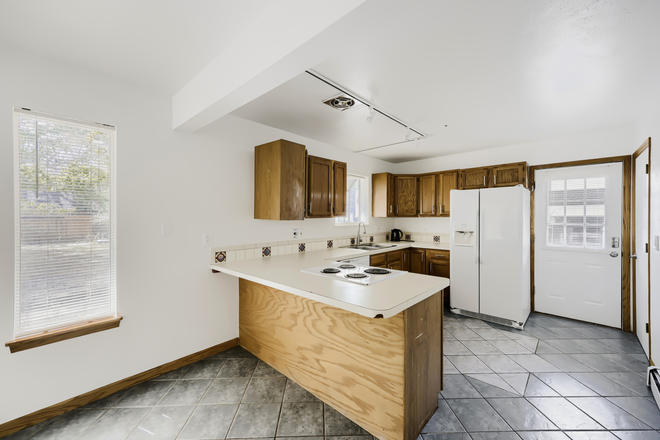 Kitchen - Spacious Boulder Townhome – Walk to CU & Pearl Street