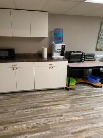 Kitchenette - Housing available for 2 male students, private home.  Quiet neighborhood. 10 minutes from LU.