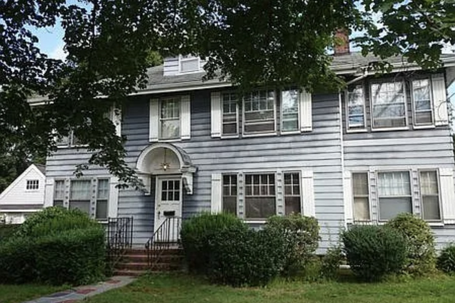 Front of the house - Summer Sublet - Chesnut Hill, Near BC campus Duplex