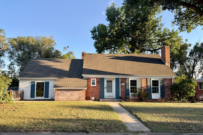 1 - 3 bed/1.5 bath 1.2 miles from UCCS with air conditioning, gated drive House