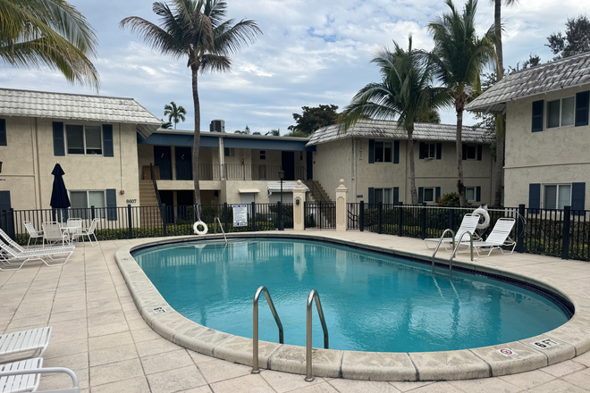 COMMUNITY POOL - Pinecrest  2 bed for rent close to campus Condo