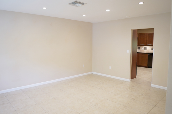 family room - Pinecrest Duplex ( EXTRA LARGE UPSCALE ) 3 bed/2 bath Duplex