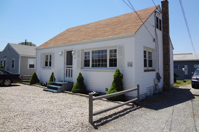Front of House - Available for a group of 4! 4 Bedroom home in Narragansett!