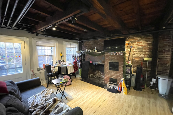 living room - Great 2 bed unit in Beacon Hill! Adorable street available 9/1/2024 Apartments