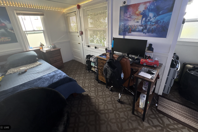 Current view of the room, bed, desk, and bedside table will remain. - Single in large house, Upper Southside, a block from campus/