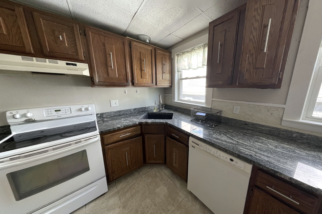 . - Wonderful 5 Bed / 2 Bath near campus w/ LAUNDRY IN UNIT!! Available 6/1/26!! Apartments