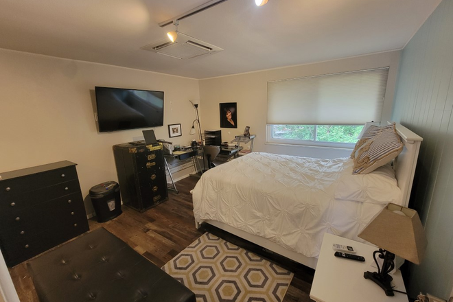 140 Sf FT bedroom - 2 Rooms avail w/ Kitchenet + full bath & W/D House