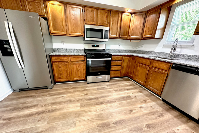 huge kitchen - IT'S NOT TOO LATE! TWO AWESOME ROOMS LEFT IN HUGE, GORGEOUS HOUSE! ONLY $795 EACH! AVAILABLE AUG. 1!