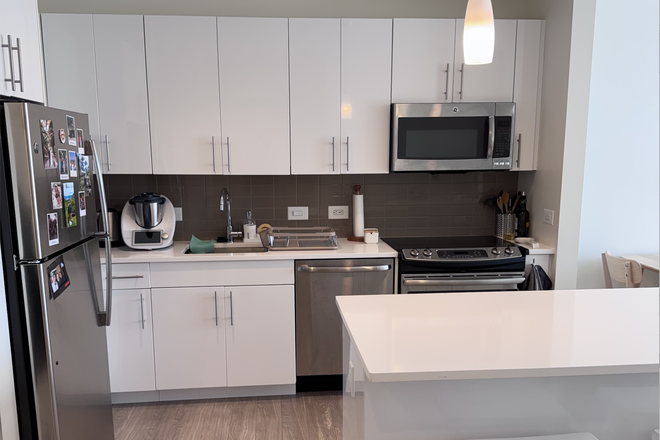 Kitchen - Fully Furnished 1BD/1BA – Walk to Campus Apartments