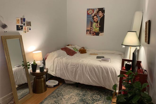 Bedroom - 1 Bedroom in 3-Bedroom Apartment on Harbord Street