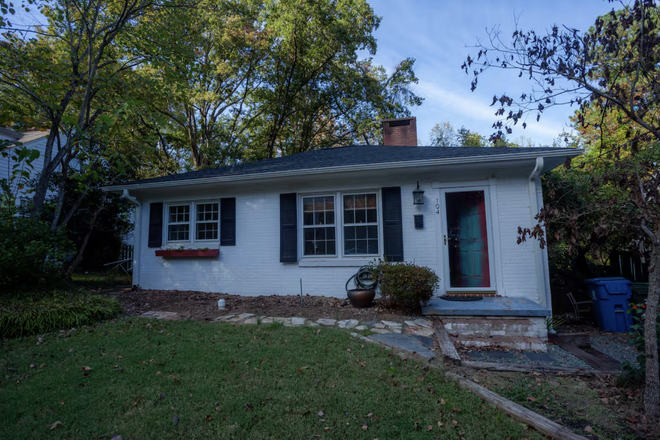 Front of Home - Durham Cottage - Walkable Restaurants, 7 Minutes to Duke 14 Minutes to UNC House