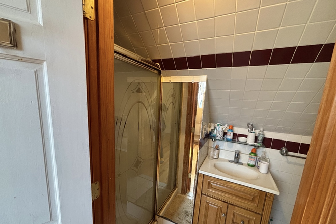 upstairs bathroom (shared with one person) - Room in House 15 Minutes from Campus