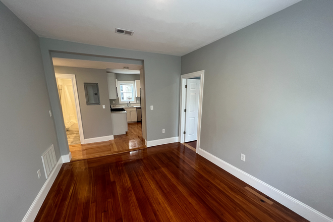 living room - **NO BROKERS FEE!!** Renovated 4 Bed / 2 Bath w/ LAUNDRY IN UNIT!! Avail. 9/1/26!! Apartments