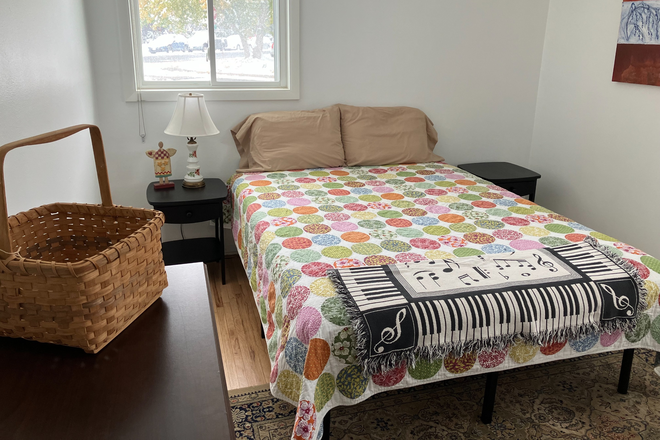 Bedroom - $1,300 / 3br - 925sft - Quiet shared home with 1 housemate - furnished