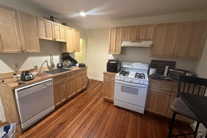 Call NOW for showings! 617-236-8600 - PLEASANT ST - *9/1/2025* LRG 4BR IN CAMBRIDGEPORT NEAR CENTRAL SQ MBTA W/ LNDRY IN BLDNG, 2 BATHS! Apartments
