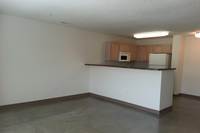 Kitchen bar - 3 BR 2 BATH TOWNHOUSE -Large Spacious Apartment, INTERNET & PARKING INCLUDED