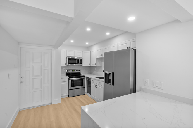 Kitchen - Coconut Grove Townhouse