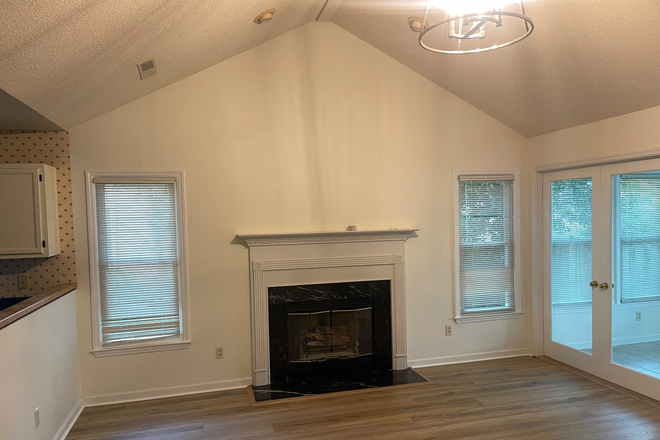 Living Room - Updated 3 Bed/2 Bath Home, charming James Island neighborhood, 15 min from MUSC