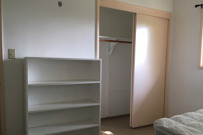 Bedroom 3522 Mt. Vernon $825 - PRIVATE FURNISHED BEDROOM W/SHARED BATH AVAILABLE WALKING DISTANCE TO UCR House