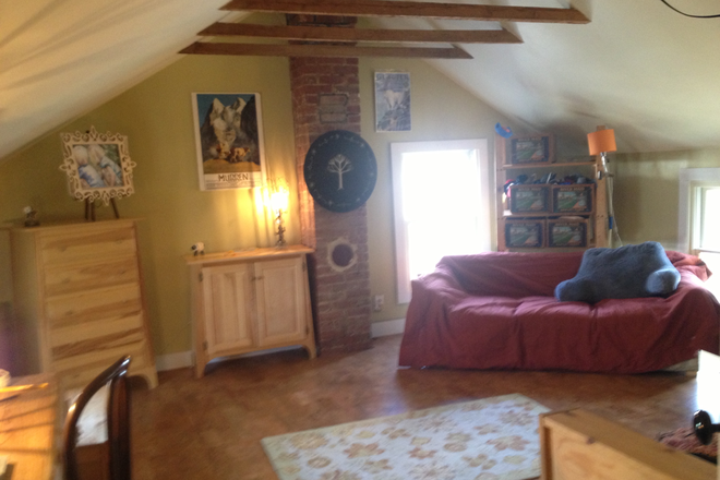 Large upstairs bedroom - Furnished room-Union St-Kingston House