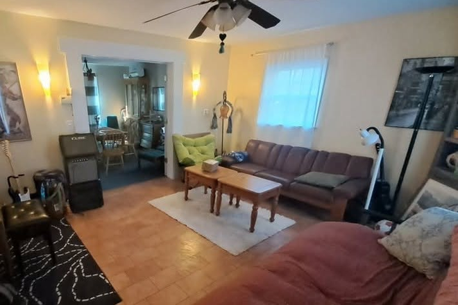 living space - Single room in an awesome 4B house close to downtown