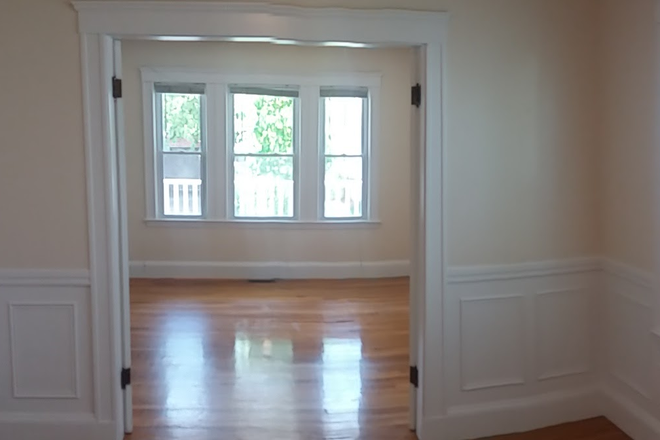 Large bright living room - Extra Large 1 Bedroom in Great Neighborhood Apartments