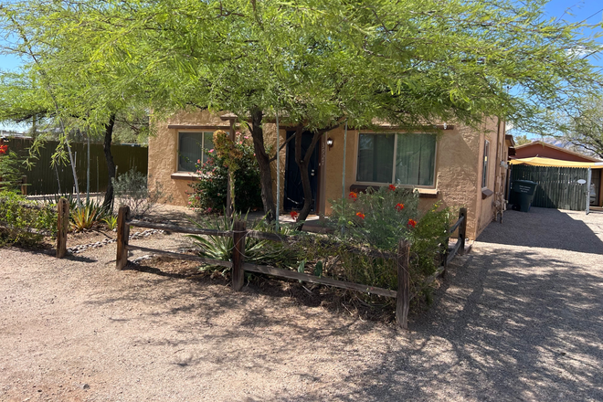 Front of home with mature landscape - 3 bed, 2 bath, Home, Beautiful Back Yard, Close to UofA - Midtown 3927 E Mabel St Tucson AZ 85712