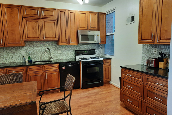 Kitchen/Common area, View 2 - One Room available in 5 Bedroom, 2 Bath Unit for Lease Townhome