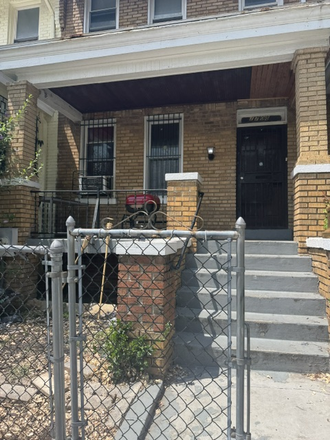 Front of house - 5 bedroom, 2 bath, yard  several rooms available.