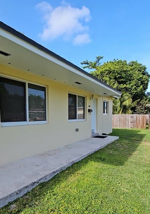 Front View - Private Room with Exclusive Bathroom Available Immediately for Female Student $1,400 - 305.815.2356