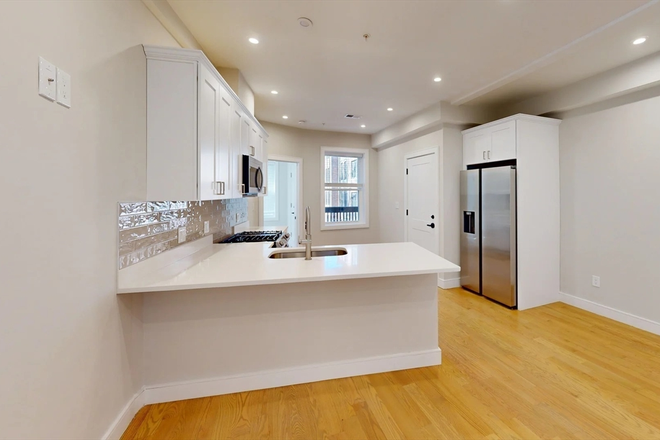 Hub Realty - Brand new renovated 3 bedroom with laundry in unit, on green line T Apartments