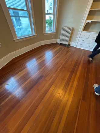 Hardwood floor and cabinet - Summer sublet close to campus Duplex