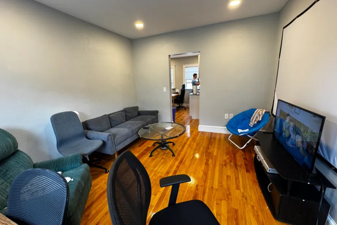 Living area - Modern, sunlit 5 bedroom with gorgeous kitchen! NO FEE Apartments