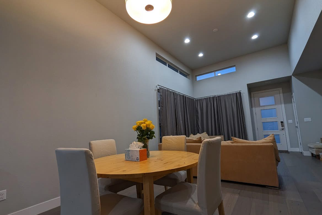 Common area (also have TV) - Spacious House in Central Park