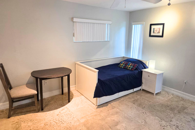 spacious bedroom - Spacious Efficiency Near Kendall Drive Apartments