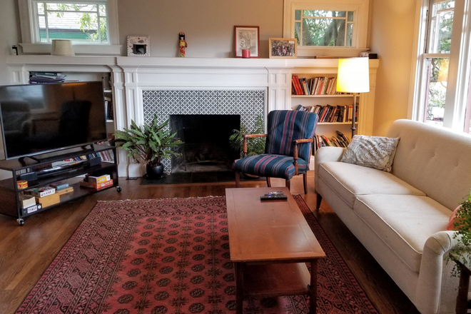 Living room - Spacious and Nicely Remodeled  North Berkeley House with Backyard for Summer Rental  (furnished)
