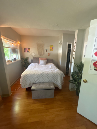 Queen bed provided - Spacious Marine Street Room
