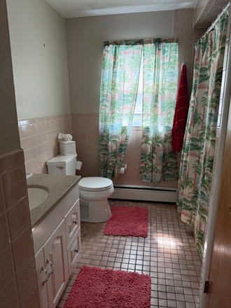 Bathroom - Available for 3! Walk to beaches! House