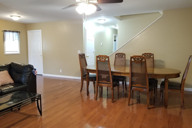 Dining Room - Very spacious 5-bedroom house 3 Full Bath