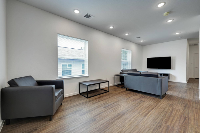 Livingroom - Individual Rooms Available in 6 Bed/6 Bath! Duplex