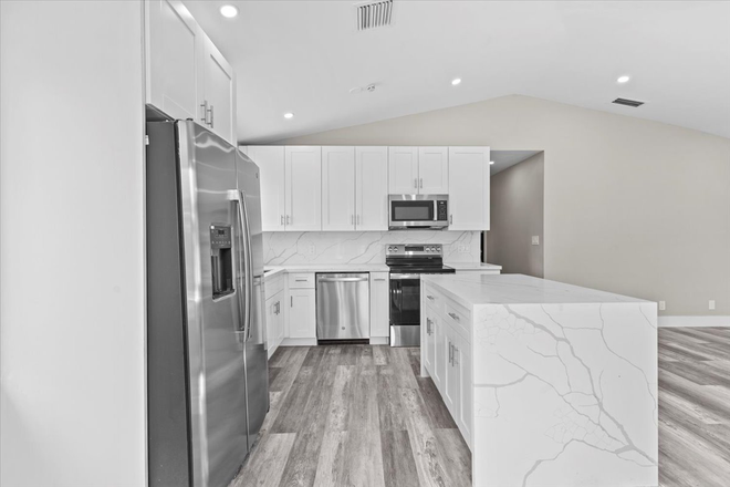 Kitchen - Modern living close to campus House