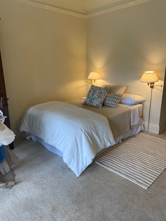 Bedroom - Spacious Bdrm+ office + priv bathroom en suite + office $700/month + 10 hrs of help