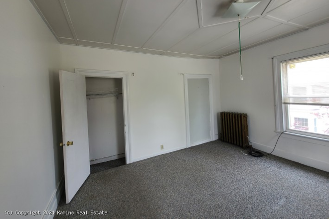 Bedroom - 49 South Prospect Street - 4-BR FIRST MONTH'S RENT FREE MENTION THIS AD AND SIGN BEFORE 6/1! Apartments