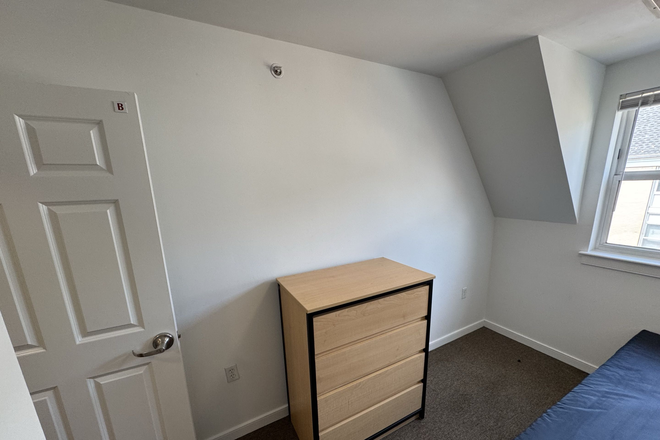 Bedroom - South Campus Commons 6 Summer Housing (Furnished + AC) – Walk to Campus Apartments