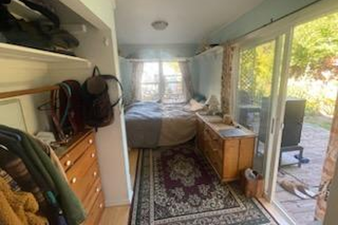 Bedroom - Room/s in house with master's student and daughter - garden, river path, community